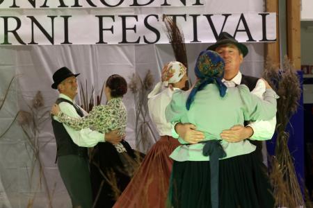 11. MEDNARODNI FOLKLORNI FESTIVAL RAKEK 55 FOTO LJUBO VUKELIČ